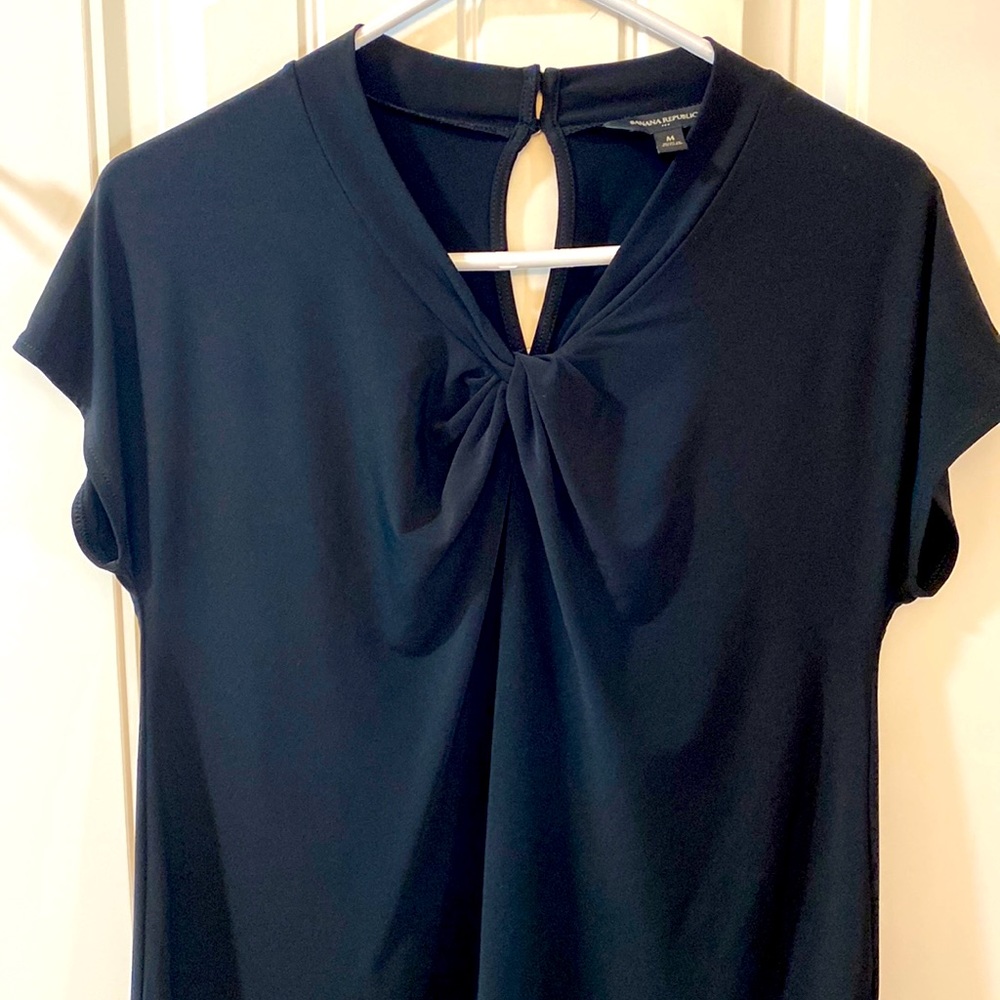 Short sleeve top with twist knot detail at neck